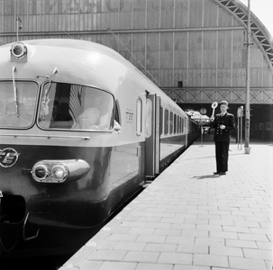 849591 Afbeelding van een electrisch RAe TEE II-treinstel (meersysteemtreinstel) van de S.B.B. langs het perron van het ...
